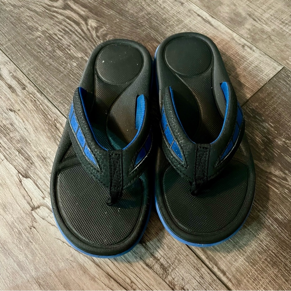 BYB Athletic Works Boys Black and Blue Beach Sport Thong Sandals Size 2/3